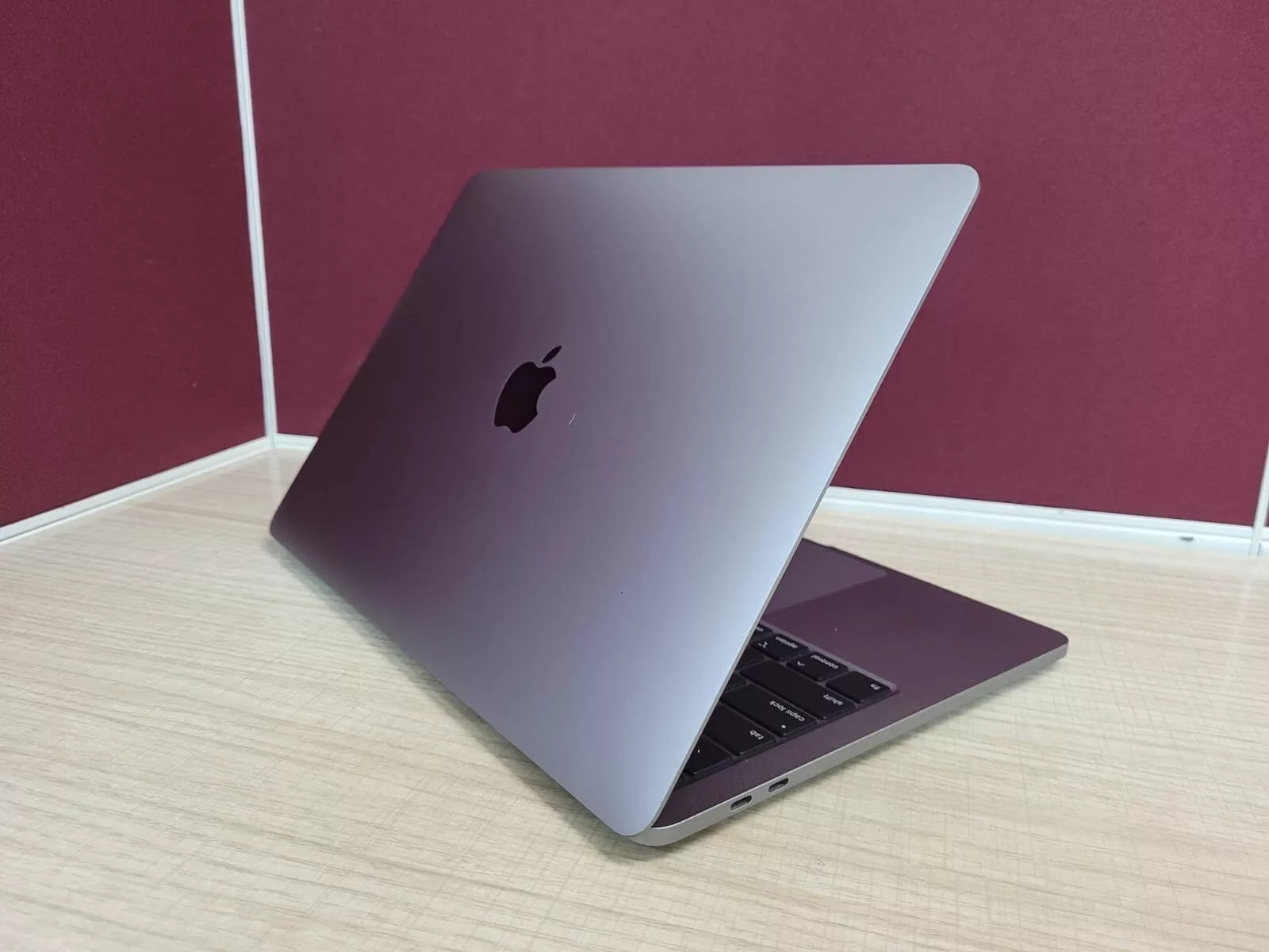 *Ex-Demo* Apple MacBook Pro (RETINA 13" 2019) i7 8569U, 2.8GHz, 16GB, 256GB NVMe, Touch Bar, MacOS